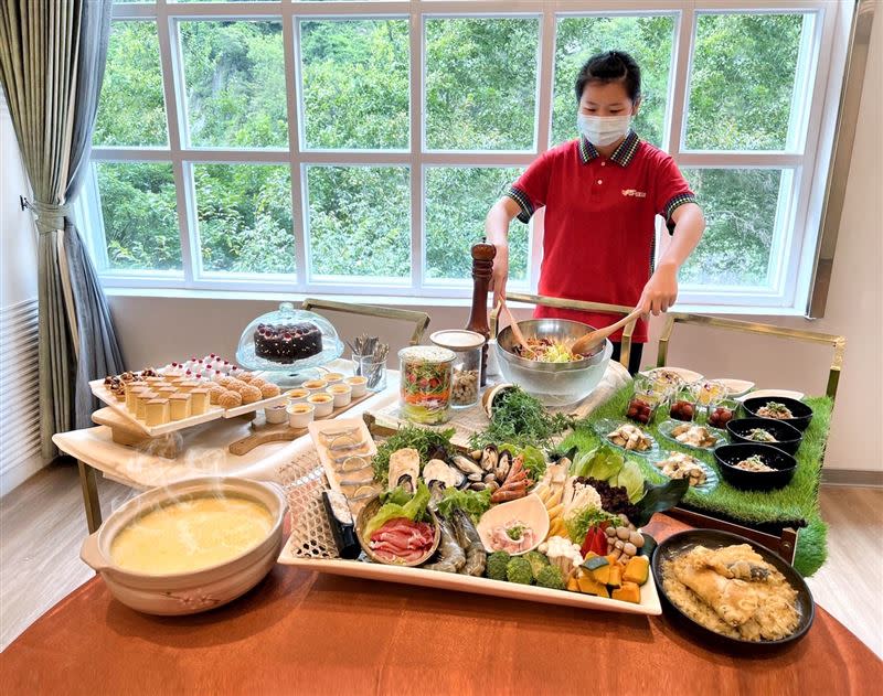 鱘覓特盛饗宴，以特色小菜車啟動味蕾。（圖／旅宿業者提供）