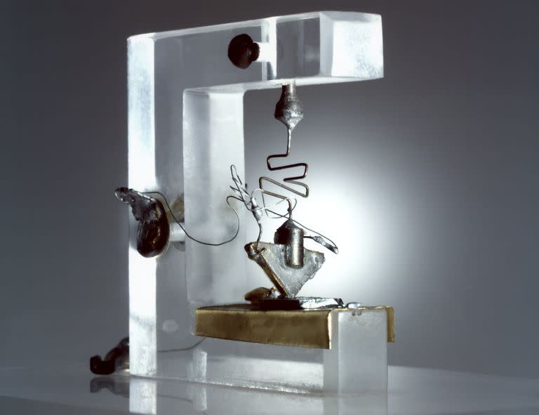 El primer transistor, fabricado en diciembre de 1947 por John Bardeen, Walter Brattain y William Shockley, de Bell Labs