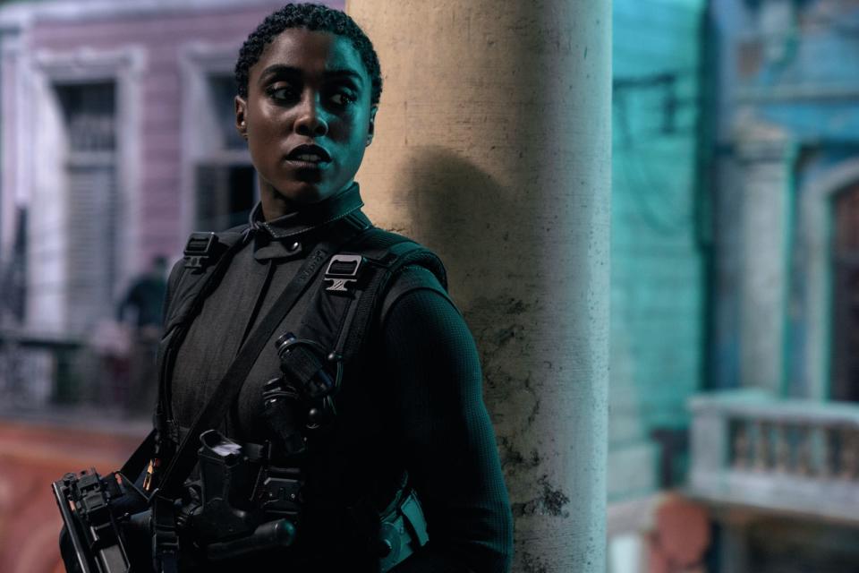 Oder wird sie es? Lashana Lynch spielt im neuesten James-Bond-Abenteuer tatsächlich 007. Sie mimt eine Geheimagentin, die den legendären Codenamen übernimmt - da sich Bond im (natürlich nur zwischenzeitlichen) Ruhestand befindet. Aber wer weiß, vielleicht darf sie im 26. Film tatsächlich die Hauptrolle übernehmen ... (Bild: Universal/Nicola Dove)