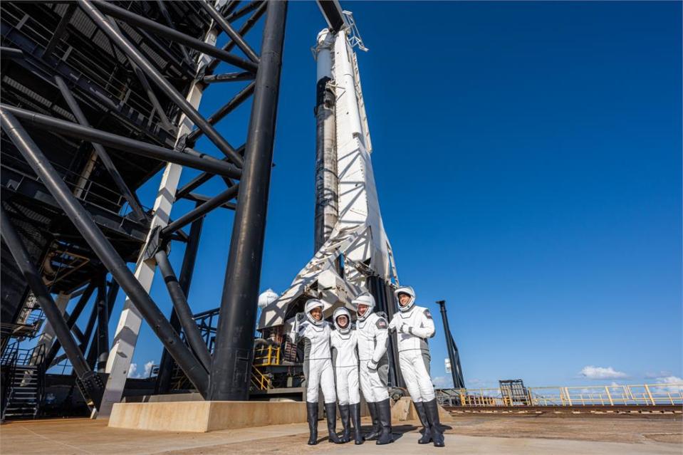 首趟平民太空之旅！SpaceX送4人升空　刷新人類航太歷史新頁