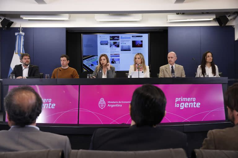 Federico Bernal (el subsecretario de Hidrocarburos), Santiago Yanotti (subsecretario de Energía Eléctrica), Flavia Royón (secretaria de Energía), Malena Galmarini (titular de Aysa), Raúl Rigo (secretario de Hacienda) y Cecilia Garibotti (subsecretaria de Planificación Estratégica,)