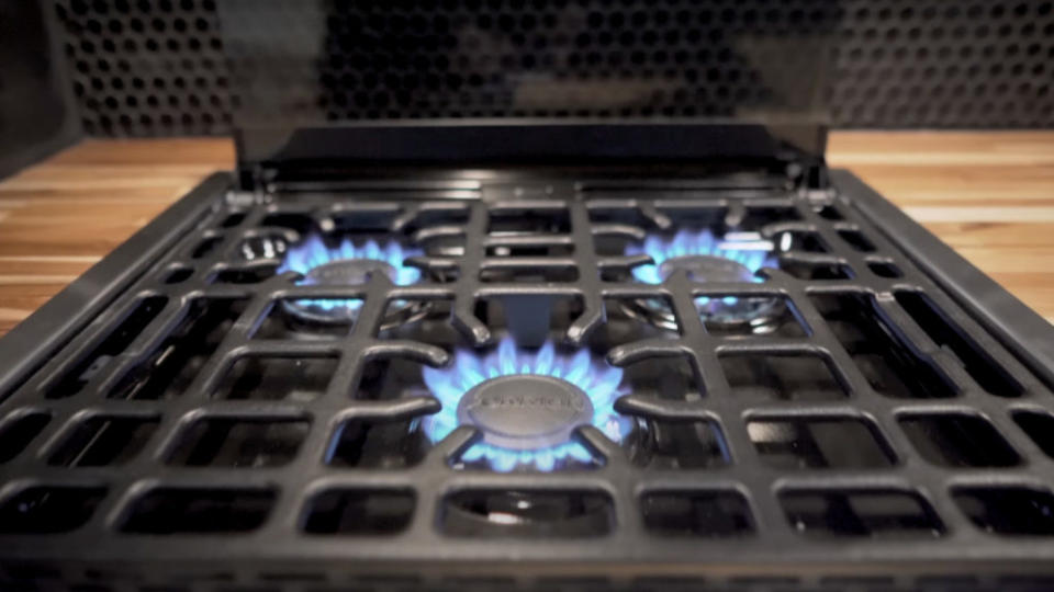 裡頭的廚房有明火設計，對於很多人來說烹煮時會更為方便。（圖片來源/翻攝自YT@Epic Skoolies）