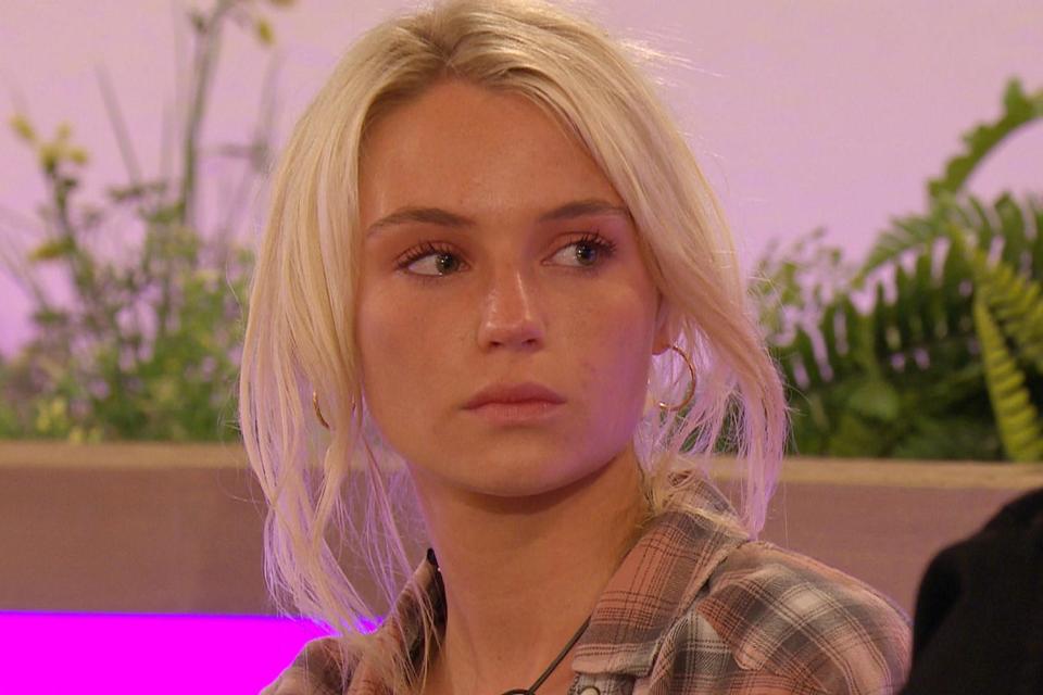 Holly Willoughby calls out Love Island's Joe for 'uncool' treatment of Lucie as she blames 'insecurities'