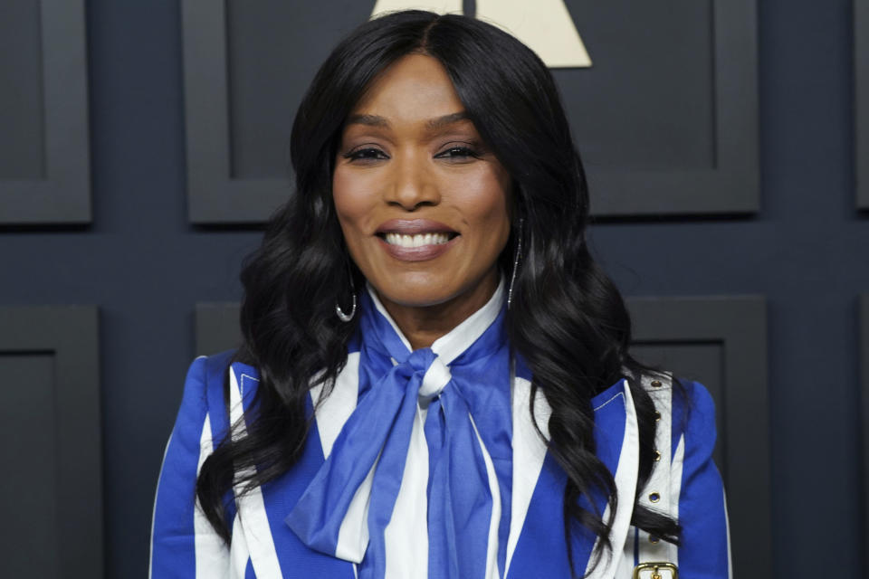 Angela Bassett llega a almuerzo de nominados a la 95a entrega de Premios de la Academia el 13 de febrero de 2023, en el Hotel Beverly Hilton en Beverly Hills, California. (Foto Jordan Strauss/Invision/AP)