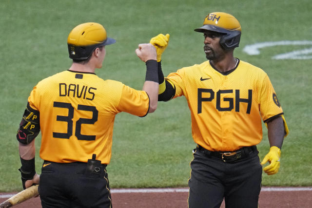 Carlos Santana's walk-off homer in 9th caps Pirates' comeback win over  Brewers