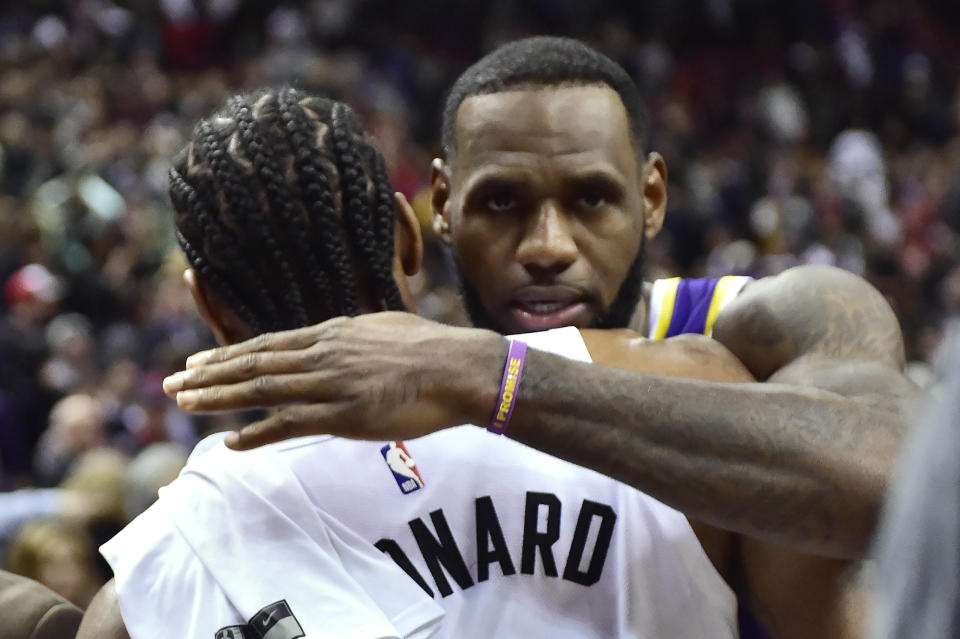 LeBron James（圖右）與Kawhi Leonard致意。(Frank Gunn/The Canadian Press via AP)