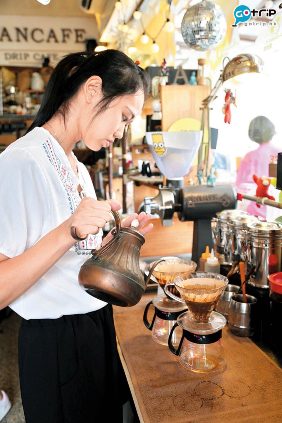 店內的工讀生全部都是想要學習沖泡咖啡的學生，老闆還會定時開班授課。