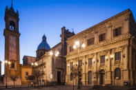 <p>En la Piazza Umberto se encuentra la Catedral de San Giuliano (a la izquierda de la imagen) y el Monte delle Prestanze (derecha), la sede del Banco de Sicilia. (Foto: Getty Images).</p> 