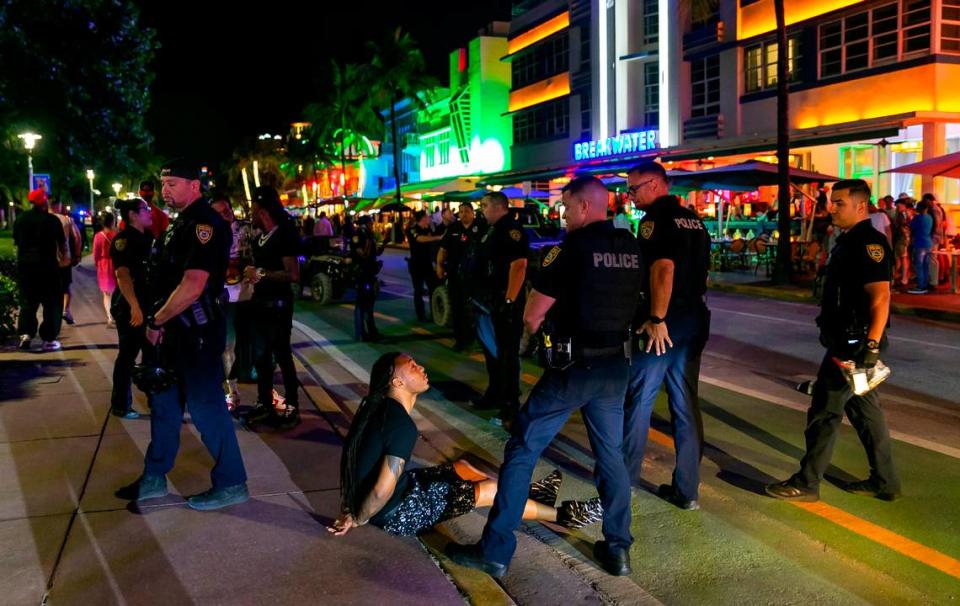 Un hombre es arrestado por agentes de la Policía de Miami Beach cerca de Ocean Drive y 10th Streer, en las proximidades del Hotel Breakwater en Miami Beach, Florida, el viernes 25 de marzo de 2022. Las autoridades de la ciudad impusieron un toque de queda a medianoche y obligaron a las tiendas a dejar de vender alcohol después de las 6 p.m. Las restricciones se establecieron después de que dos tiroteos en Miami Beach el fin de semana anterior hicieran que las autoridades de la ciudad anunciaran un "estado de emergencia".