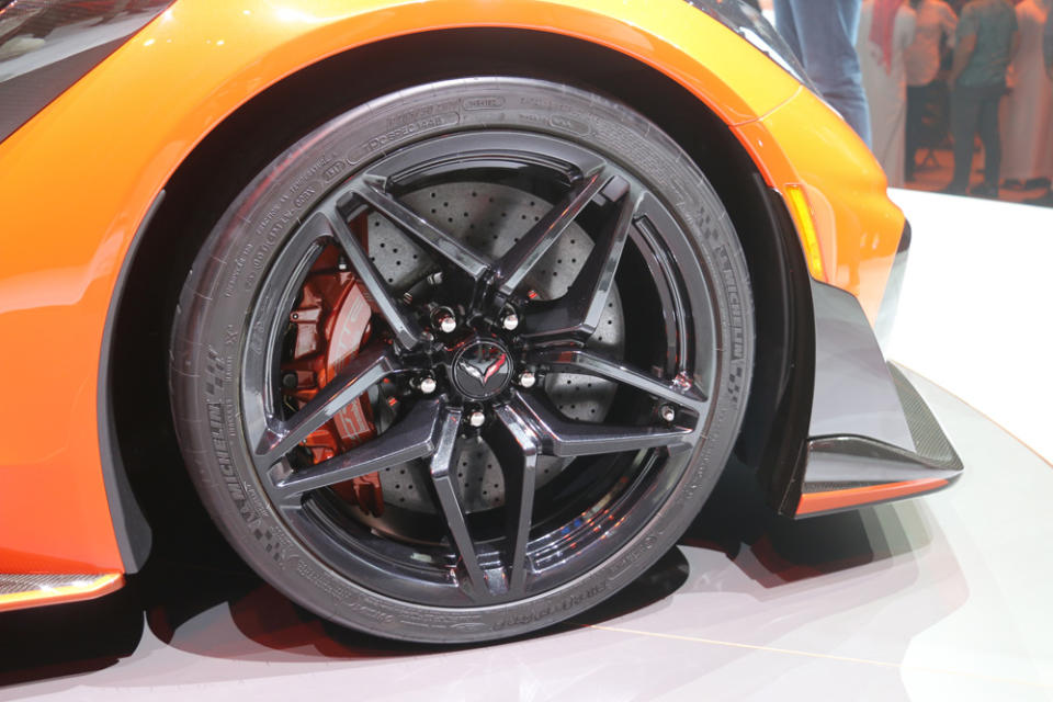 <p>1.5 inch wider front tires and equally monstrous two-piece carbon ceramic rotors, with fixed six-piston aluminum calipers.</p>