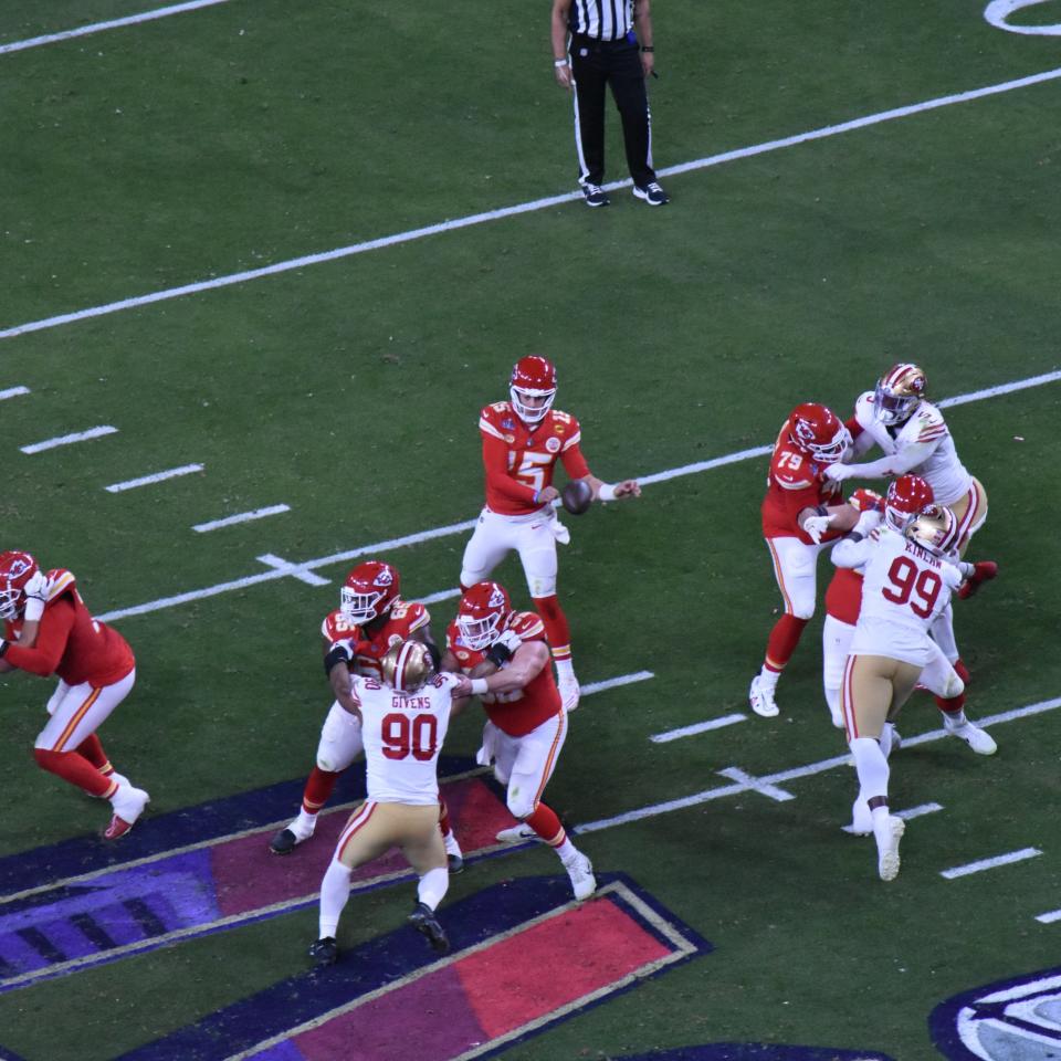 Patrick Mahomes throws the ball