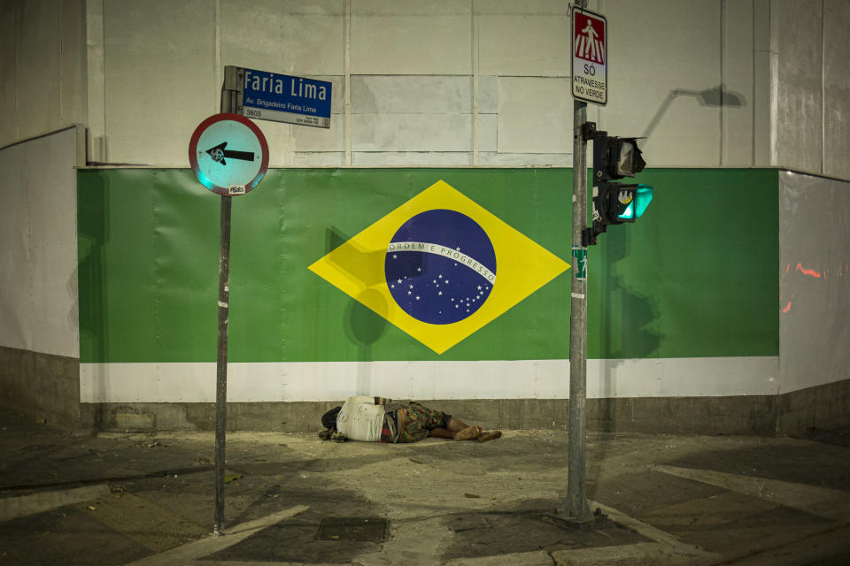 S&#xc3;O PAULO, SP - 01/09/2021 - Cartaz &#39;faria loser&#39; coberto com a bandeira do Brasil na avenida Faria Lima. (Foto:  Jardiel Carvalho/Folhapress)