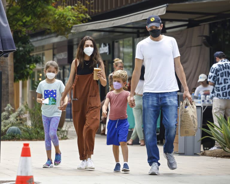 Ashton Kutcher y Mila Kunis con sus hijos Wyatt y Dimitri en Studio City, California