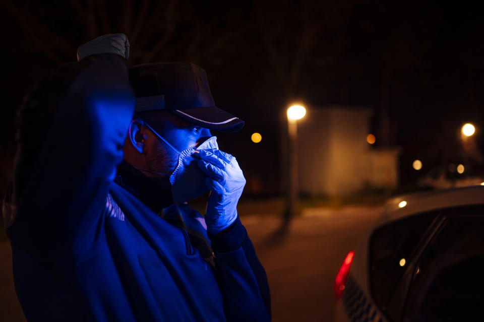 Polizisten müssen sich im Einsatz vor den Coronaviren schützen. (Bild: Getty Images)