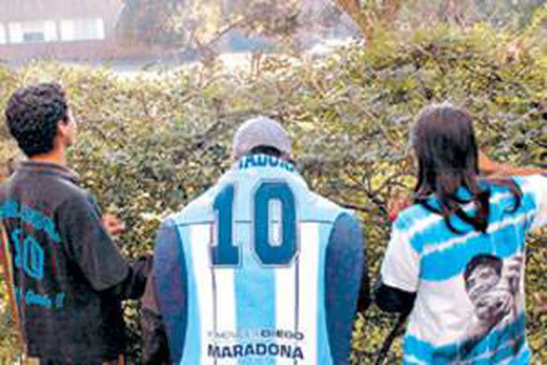 La guardia de los fans se mantiene ahora alejada de la clínica donde se encuentra internado Maradona, situada en medio de un extenso parque