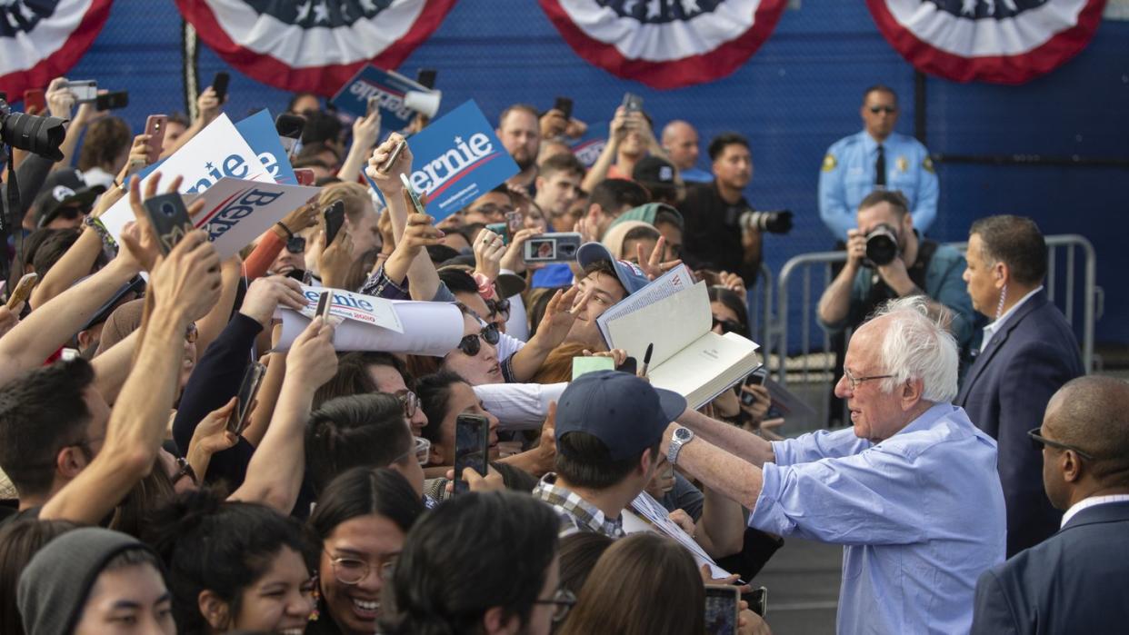 Bernie Sanders gibt Autogramme an einer Schule im kalifornischen Santa Ana.