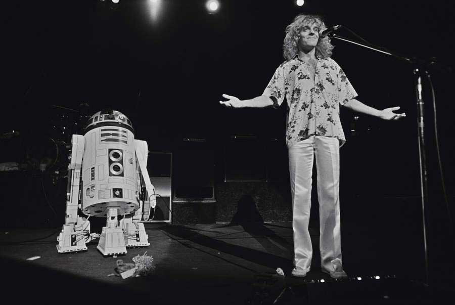 Peter Frampton onstage with R2-D2