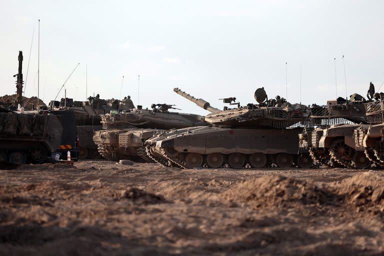 Tanques israelíes cerca de la frontera con Gaza. (Thomas COEX / AFP)