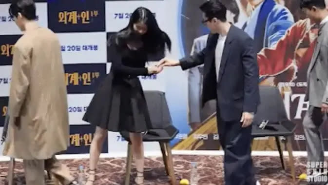 So Ji Sub menemukan cincin Kim Tae Ri. (Foto: Koreaboo)
