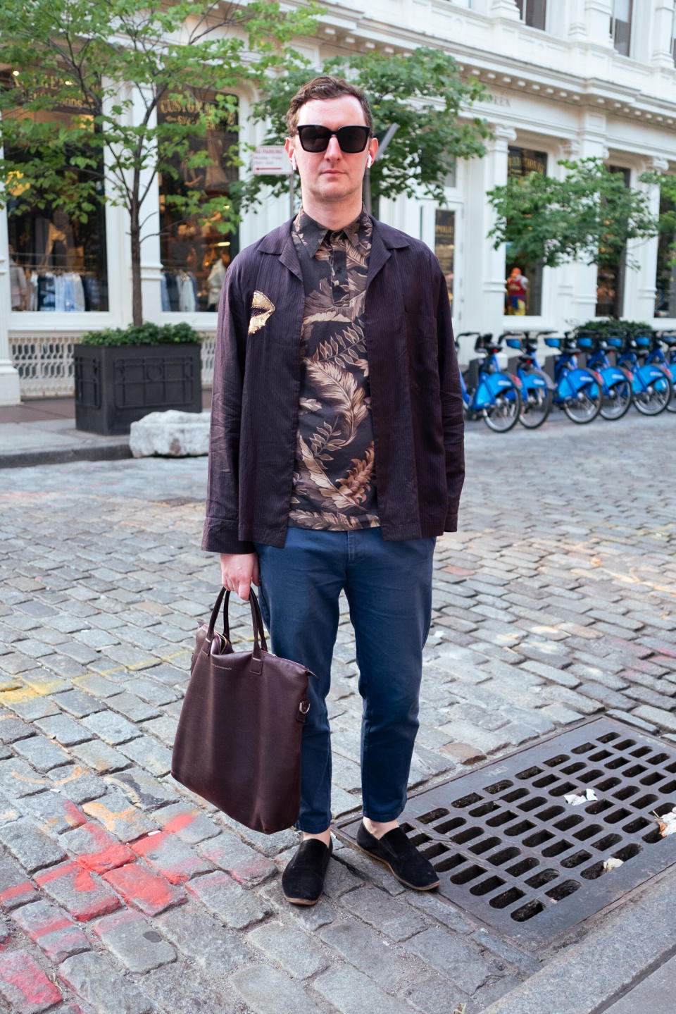 man in new york with a cool bag and shirt