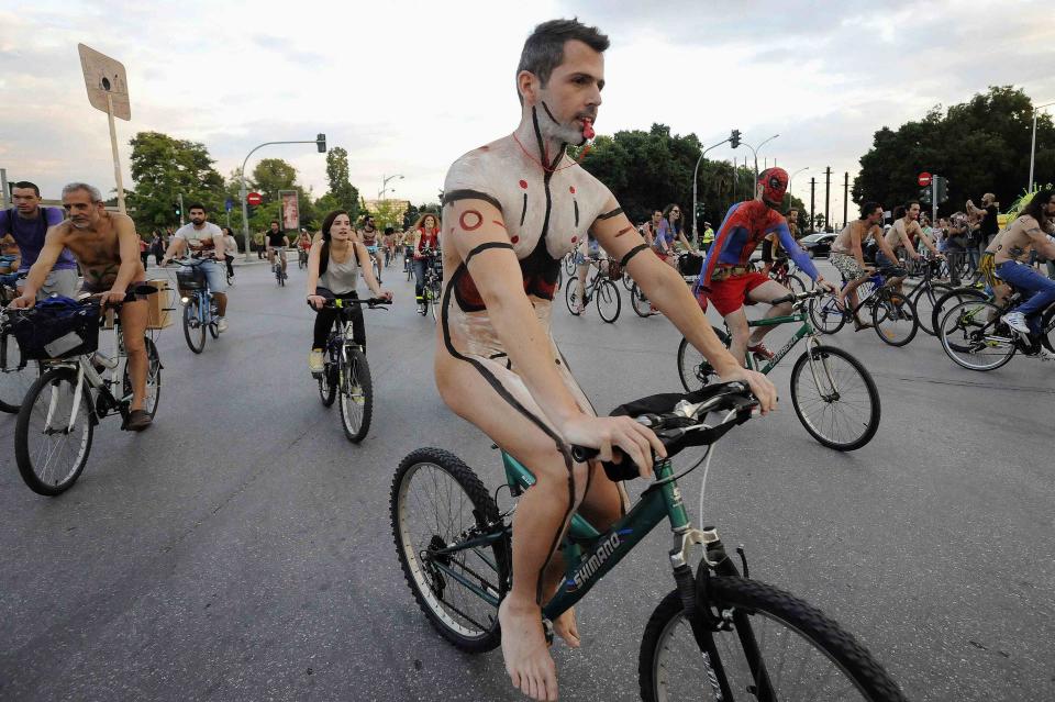 Seorang peserta ambil bagian di acara World Naked Bike Ride di Thessaloniki, Yunani utara pada 6 Juni 2014. Menurut pihak penyelenggara acara tersebut ditujukan untuk mengurangi paparan polusi dengan meningkatkan kegiatan bersepeda sebagai mode transportasi alternatif. REUTERS/Alexandros Avramidis (GREECE - Tags: SOCIETY TRANSPORT ENVIRONMENT)