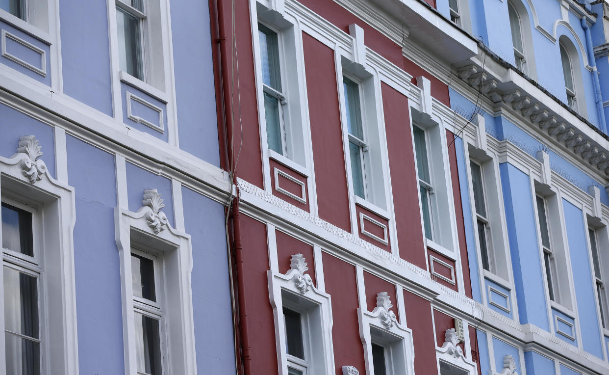 A row of houses are seen in London, Britain June 3, 2015. British house prices rose at their slowest annual rate in nearly two years in May, as growth continued to moderate after double-digit increases in the middle of 2014, figures from mortgage lender Nationwide showed on Wednesday. REUTERS/Suzanne Plunkett