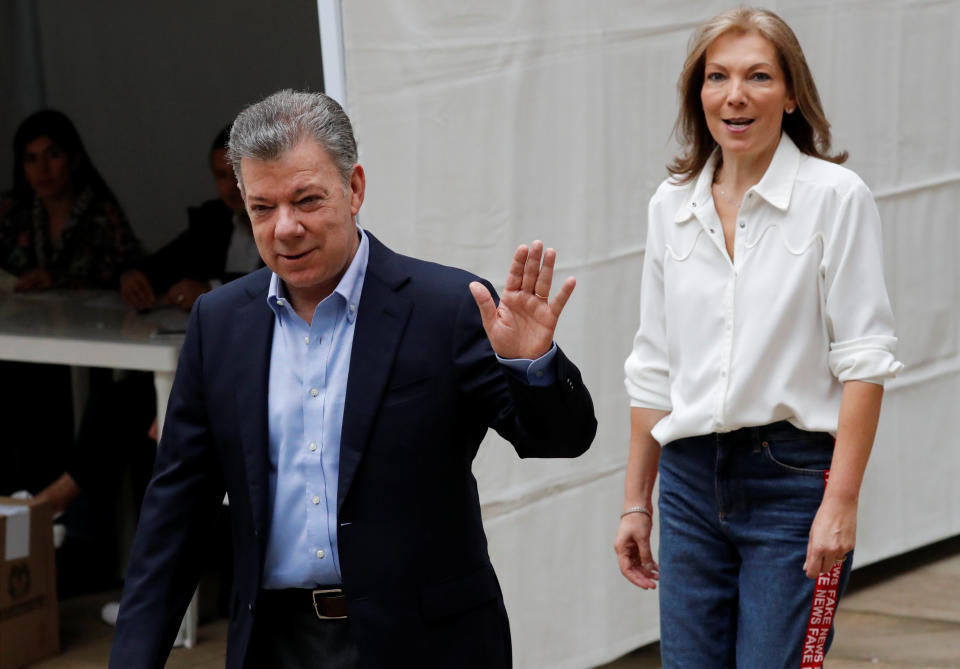 El presidente de Colombia Juan Manuel Santos arriba junto a su esposa María Clemencia Rodríguez Múnera para depositar su voto durante la elección presidencial en Bogota (Foto Reuters/Carlos García Rawlins).