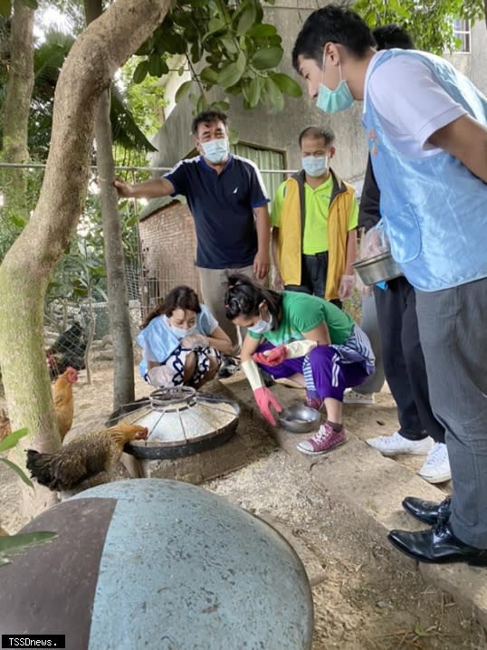 頂新和德助方舟教養院身障者打造夢想雞舍，從養雞生蛋到製作有機蛋捲。(頂新和德文教基金會提供)