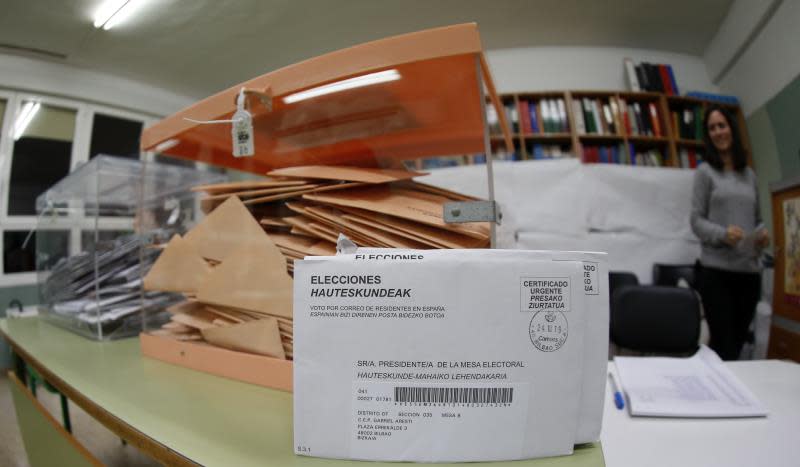 Las dos urnas con los votos al congreso y al senado junto al voto por correo en una mesa electoral, tras el cierre del colegio electoral en Bilbao en las elecciones generales del 2019. EFE/LUIS TEJIDO.