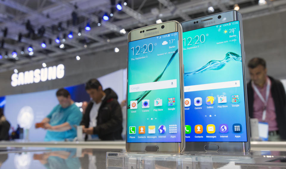 El Samsung Galaxy S6 se convirtió en el primer digno competidor del iPhone para los consumidores, y marcó un cambio en la industria de la telefonía móvil. Foto: REUTERS/Hannibal Hanschke