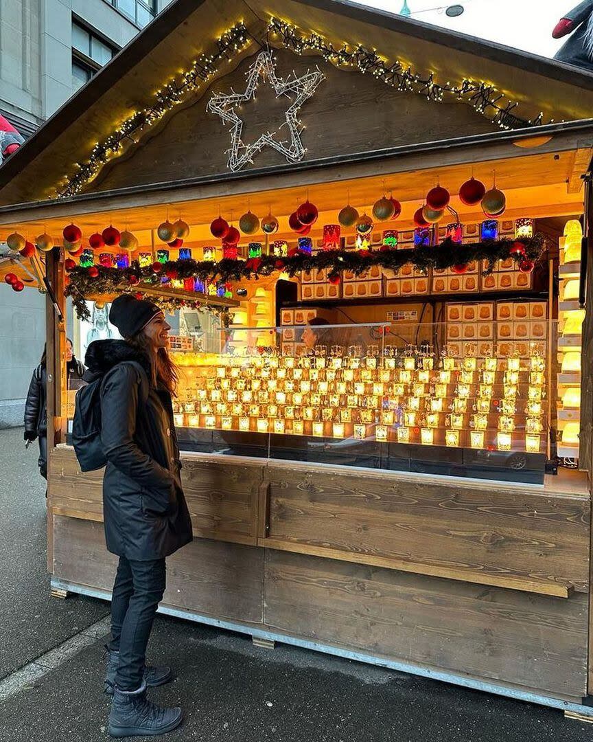 Gaby Sabatini se tomó un tiempo en Suiza para visitar un local callejero donde se comercializa chocolate