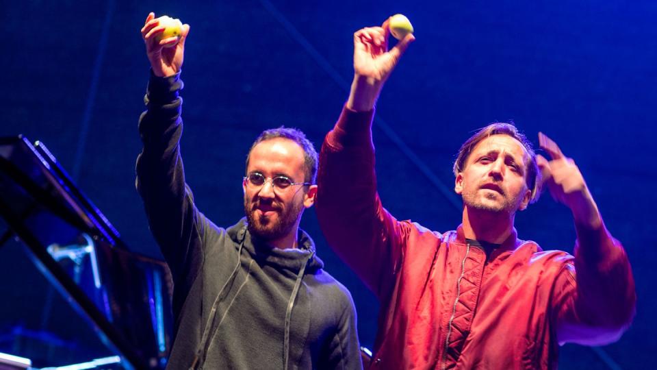 Musiker Danger Dan (r) und Star-Pianist Igor Levit (l) spielen beim Konzert "Jamel rockt den Förster".