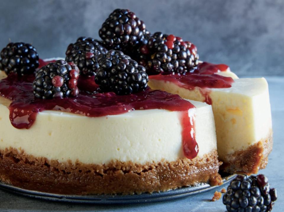 slow cooker cheesecake with blackberries