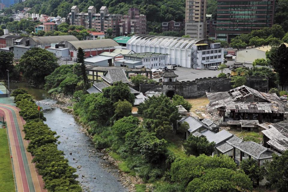 中影文化城占地1萬2,700坪，曾是台灣拍攝古裝片重要地點及觀光景點，遭賤賣後荒廢模樣曝光，如今成為追討不法黨產的目標之一。