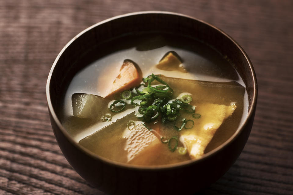 有網友好奇「有什麼湯很容易煮的？」掀起許多網友討論。（示意圖／Getty Images）