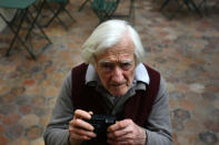 <p>Le photographe Marc Riboud, célèbre pour ses reportages dans le monde entier, est décédé mardi 30 août, à l'âge de 93 ans des suites d'une longue maladie. <br>Parmi ses clichés les plus connus, “la Fille à la fleur” (1967), celui d'une militante contre la guerre du Vietnam, face à des soldats en arme devant le Pentagone, et “le Peintre de la Tour Eiffel”, un ouvrier en équilibre sur la structure de la Tour (1953).</p>