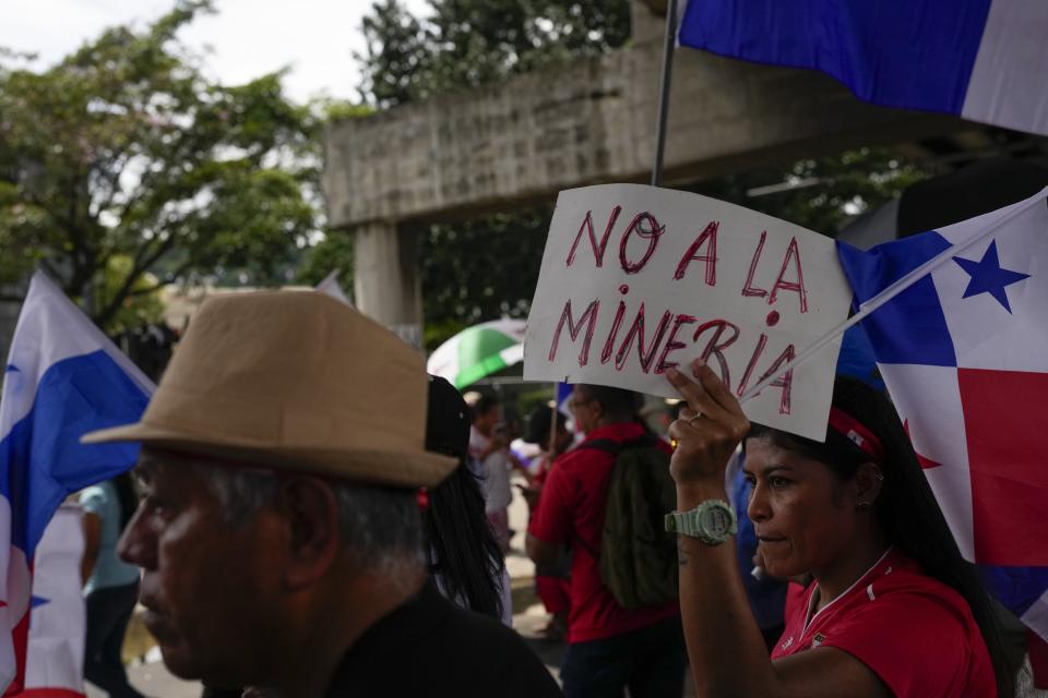 Manifestante en una protesta contra un contrato minero entre el Estado panameño y la compañía minera canadiense First Quantum, en Ciudad de Panamá, el viernes 3 de noviembre de 2023. (AP Foto/Arnulfo Franco)