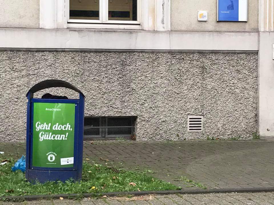 Diese Mülleimer stehen in Duisburg herum (Bild: Twitter)
