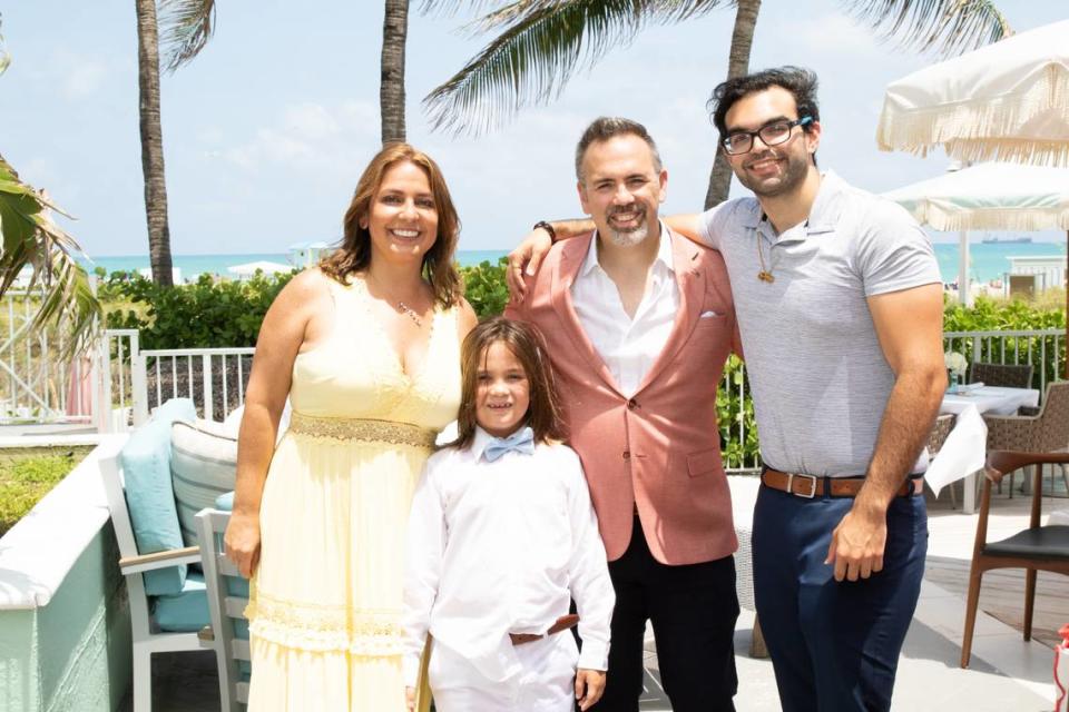 Una foto de la familia tomada el 24 de abril de 2021 en la fiesta de primera comunión de Carlos Manuel, de nueve años, (en el centro) en el Savoy Hotel de Miami Beach. En la foto con Carlos están sus padres George Cabrera y Violeta Miranda y su hermano mayor Nicholas Cabrera, de 21 años.