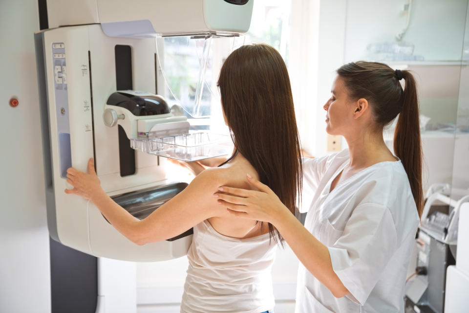 Ab 50 übernehmen die gesetzlochen Krankenkassen die Kosten für eine regelmäßige Mammografie. (Bild: Getty Images)