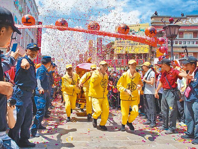 苗栗縣通霄鎮白沙屯拱天宮媽祖進香活動，今年2月中旬圓滿落幕，廟方透過GPS定位系統計算出全程走了342.3公里。（本報資料照片）