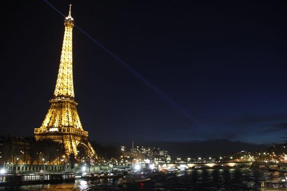 Tourists could be fined for taking photos of Eiffel Tower at night