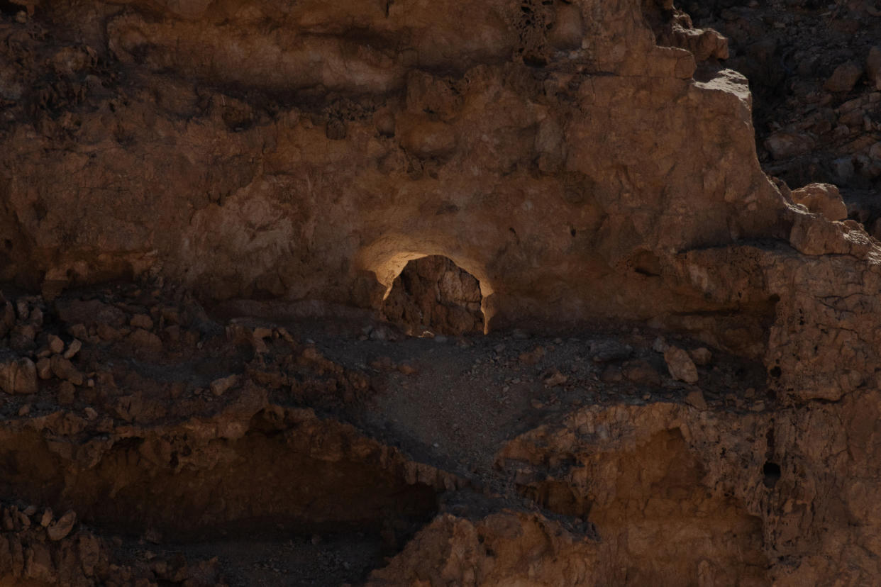 El fenómeno de la “zarza ardiente”, que se produce en el solsticio de invierno, en el monte Karkom, en el desierto del Néguev, en el sur de Israel, el 21 de diciembre de 2021. (Amit Elkayam/The New York Times)