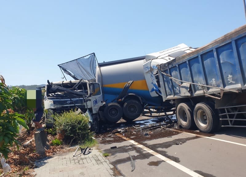 台1線枋山段3車追撞事故（1） 屏東縣枋山鄉台1線北上路段30日上午發生3車追撞事 故，一輛砂石車追撞停等紅燈的油罐車，導致油罐車 再推撞前方砂石車，油罐車張姓駕駛送醫不治。 （屏東縣枋寮警分局提供） 中央社記者黃郁菁傳真  113年4月30日 