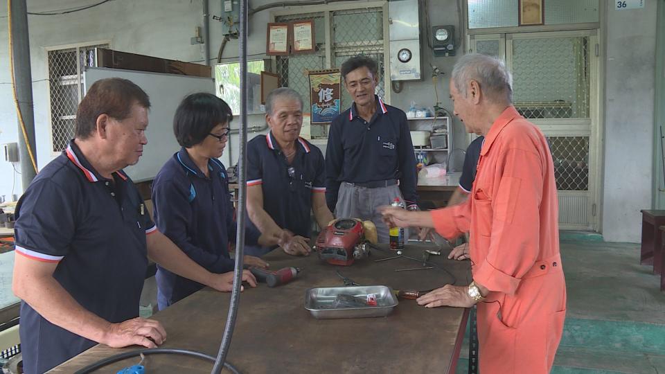 陳光輝（右）積極培養師資，只希望能幫靠天吃飯的農民，解決生財工具的問題。(圖/獨立特派員)