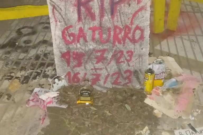 Luego de que se llevaron la estatua de Gaturro, alguien improvisó una lápida como para sentenciar que el personaje había muerto