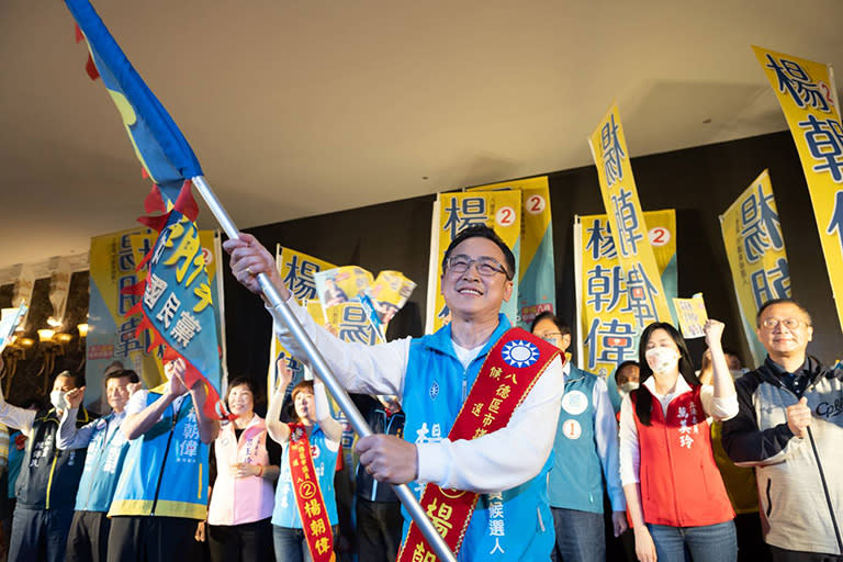 競選總部成立時，揮舞戰旗勇敢誇區參選的楊朝偉。（圖/記者范文濱翻攝）