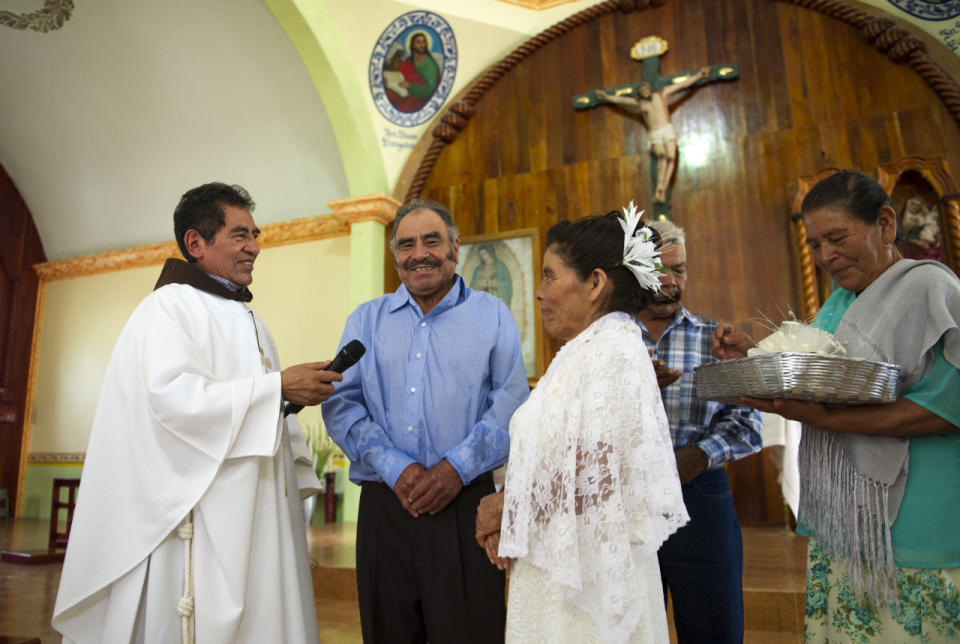 La pareja se conoció en 1967 cuando cuidaban chivos en las afueras de Santa Ana, Oaxaca. Poco tiempo después Pablo le pidió a Francisco que se casaran, con una condición: Quería que lo acompañara a la Ciudad de México por tres años mientras trabajaba como guardia de seguridad en obras de construcción alrededor de la capital.