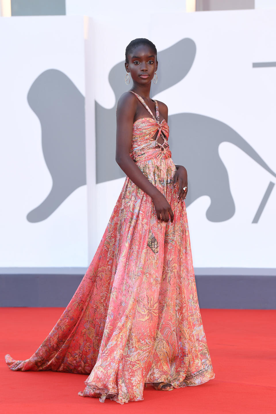 Mut zum Muster zeigte das Model Maty Fall Diba bei der Premiere von "Padrenostro" in einer rosafarbenen Robe von Etro mit floralem Print und Cut-out mit raffinierten Knotendetails. (Bild: Daniele Venturelli/WireImage)