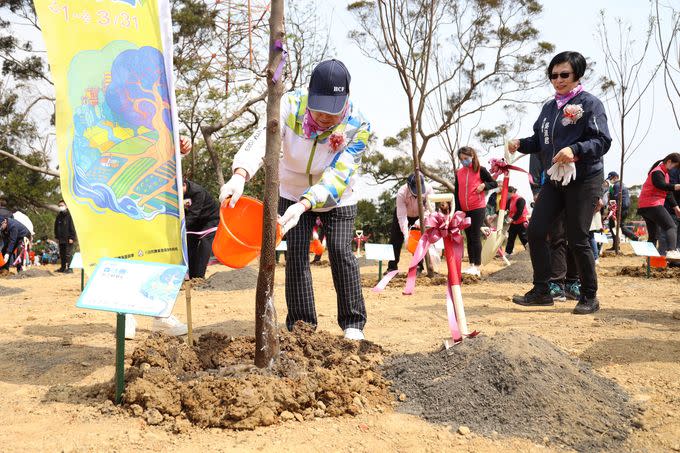 湖口環保公園植樹　楊文科領頭愛護這片土地